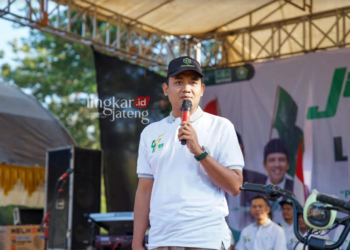 BERI ARAHAN: Ketua DPRD Kabupaten Jepara Haizul Ma'arif saat menyampaikan sambutan di acara Harlah ke-94 LP Ma’arif NU di Lapangan SMK Islam Jepara, Minggu, 17 September 2023. (Tomi Budianto/Lingkarjateng.id)