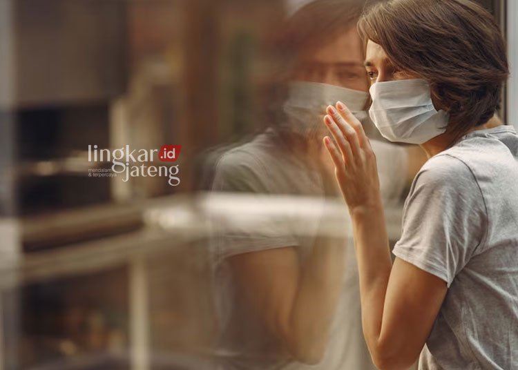 Ilustrasi orang yang memakai masker untuk menghindari efek buruk polusi udara. (Freepik/Lingkarjateng.id)