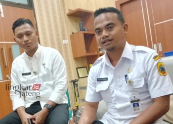 BERI KETERANGAN: Sekretaris BKPP Pati, Rizki Hermanu (kanan). (Arif Febriyanto/Lingkarjateng.id)