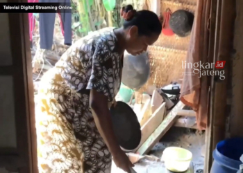 Suyatmi memasak nasi yang dicampur ketela untuk memnuhi kebutuhan makan keluarganya. (Lingkar TV/Lingkarjateng.id)
