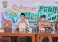 EDUKASI: Anggota Komisi C DPRD Kabupaten Jepara Bustanul Arif (berpeci, baju putih) saat menjadi narasumber dalam Pertemuan Penggiat Medsos di Waroeng Joglo H.Soleh, Kecamatan Tahunan, Kabupaten Jepara. (Tomi Budianto/Lingkarjateng.id)