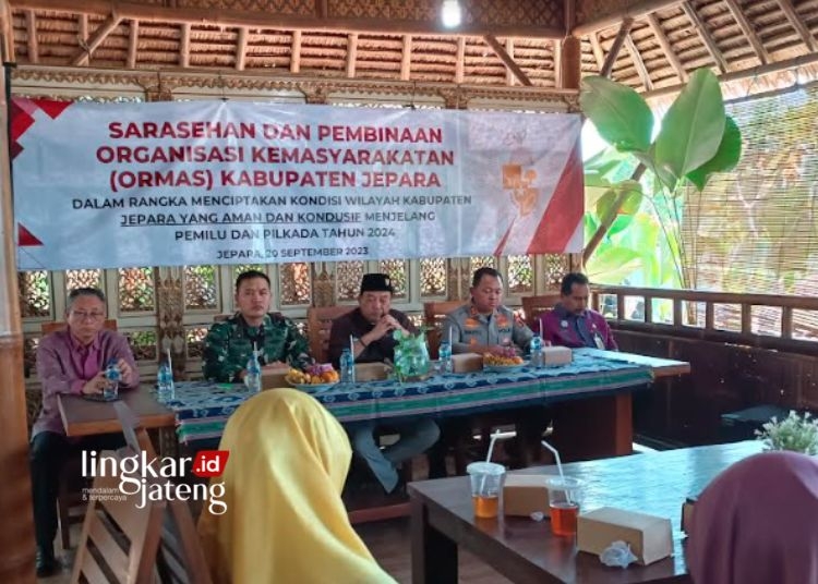 SARASEHAN: Penjabat Bupati Jepara Edy Supriyanta (tengah) membuka kegiatan Sarasehan dan Pembinaan Ormas se-Kabupaten Jepara, di Rumah Makan Pandan Wangi Karangkebagusan, Kecamatan/Kabupaten Jepara pada Rabu, 10 September 2023. (Tomi Budianto/Lingkarjateng.id)