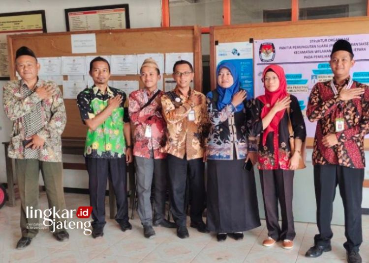 SUPERVISI: KPU Jepara melakukan supervisi ke salah satu kantor Panitia Pemilihan Kecamatan (PPK) di Kabupaten Jepara. (Tomi Budianto/Lingkarjateng.id)