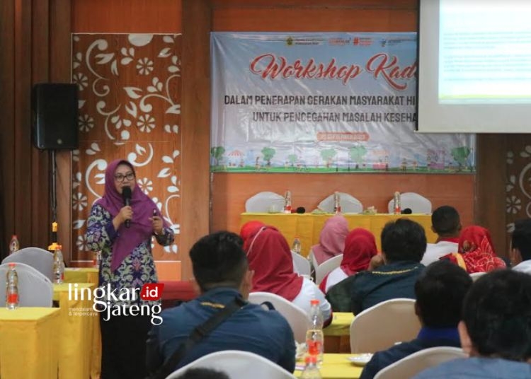 EDUKASI: Ketua Tim Promosi Kesehatan Dinkes Pati Heny Rachmawati menyampaikan ajakan implementasi gerakan hidup sehat kepada karang taruna se-Kabupaten Pati di Hotel Merdeka, Pati pada Rabu, 20 September 2023. (Setyo Nugroho/Lingkarjateng.id)
