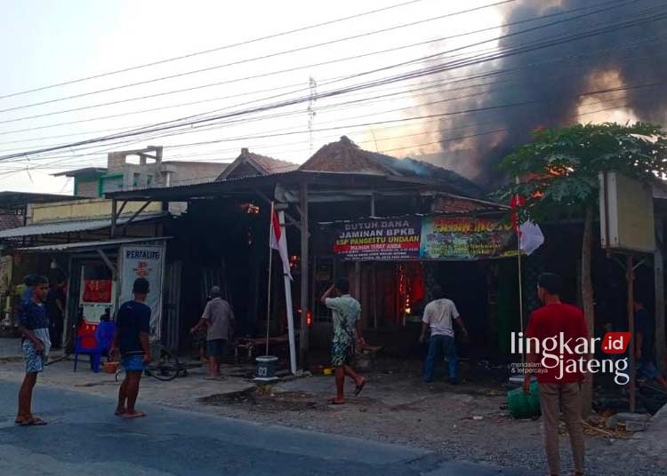 MEMBUMBUNG: Terlihat sebuah rumah di wilayah Kabupaten Kudus mengalami kebakaran, belum lama ini. (Nisa Hafizhotus Syarifa/Lingkarjateng.id)