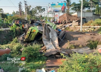RINGSEK: Truk dump terjunke parit usai tabrak warung di Jalan Patimura, Kota Salatiga pada Kamis, 7 September 2023. (Angga Rosa/Lingkarjateng.id)