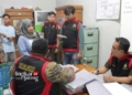 CARI ALAT BUKTI: Petugas Kejaksaan Negeri Blora menggeledah Kantor Pasar Randublatung, Kecamatan Randublatung, Kabupaten Blora pada Kamis, 31 Agustus 2023. (Hanafi/Lingkarjateng.id)