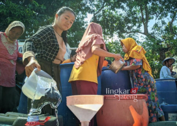BERBONDONG-BONDONG: Warga Dukuh Pelem, Sendangasri, Lasem, Rembang mengambil air bersih yang disalurkan BPBD Kabupaten Rembang, Kamis, 31 Agustus 2023. (R Teguh Wibowo/Lingkarjateng.id)