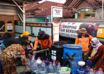 PEDULI: Penyaluran air bersih oleh Badan Penanggulangan Bencana Daerah (BPBD) Kudus kepada warga yang mengalami kekeringan akibat dampak kemarau panjang. (Antara/Lingkarjateng.id)