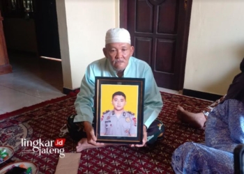 BERDUKA: Orang tua almarhum Brigpol Setyo Herlambang, Sutarto, saat ditemui di kediamannya Desa Sumberagung, Kecamatan Weleri, Kabupaten Kendal pada Selasa, 26 September 2023. (Arvian Maulana/Lingkarjateng.id)