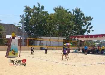 BERTANDING: Suasana pertandingan bola voli tingkat jawa tengah yang digelar di Komplek Stafion Utama Kebondalem, Kabupaten Kendal selama 9 – 10 September 2023. (Arvian Maulana/Lingkarjateng.id)