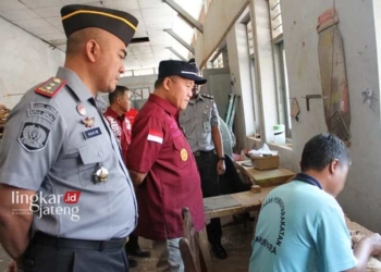 KUNKER: Pelaksana Tugas (Plt) Kepala Kantor Wilayah Kementerian Hukum dan HAM Jawa Tengah Hantor Situmorang saat meninjau bengkel kerja di Kantor Rutan IIB Kabupaten Jepara. (Tomi Budianto/Lingkarjateng.id)