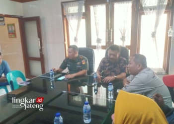 MENJELASKAN: Komandan Kodim 0715 Kendal Letkol Inf Mishael Marthen Jenry Pollii dan Syamsunar memberikan keterangan kepada media terkait acara Bhinneka Festival Budaya. (Unggul Priambodo/Lingkarjateng.id)