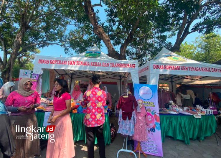 BAZAR: Komunitas IstriPreneur Besahabat menggelar bazar UMKM digelar di halaman Perpustakaan Daerah Kabupaten Jepara pada Selasa, 5 September 2023. (Tomi Budianto/Lingkarjateng.id)