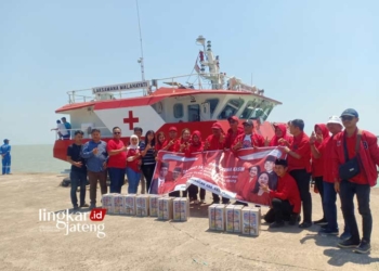 HENDAK BERLAYAR: Ketua DPC PDIP Kabupaten Kendal bersama jajaran pengurus melepas Kapal Laksamana Malahayati berangkat ke Kabupaten Rembang pada Sabtu, 9 September 2023. (Unggul Priambodo/Lingkarjateng.id)