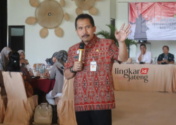 SAMBUTAN: Sekretaris Daerah (Sekda) Kabupaten Jepara Edy Sujatmiko saat menyampaikan arahannya dalam Bimbingan Teknis Implementasi Perizinan Berusaha dan Pengawasan Berbasis Risiko Bagi Pelaku Usaha di Lucca Resort, Bandengan, Kabupaten Jepara, Selasa, 12 September 2023. (Tomi Budianto/Lingkarjateng.id)