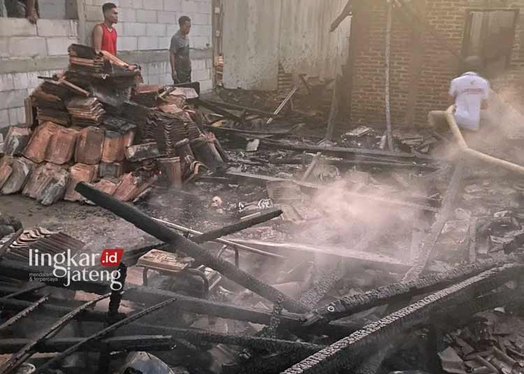 HANGUS: Puing-puing bangunan dapur milik warga Desa Brati, Kecamatan Kayen, Kabupaten Pati hangus terbakar. (Humas Damkar for Lingkar/Lingkarjateng.id)