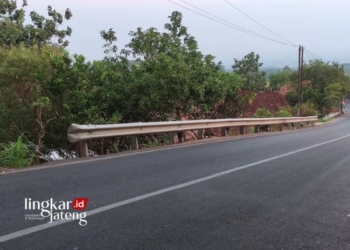 ILUSTRASI: Pagar pengaman yang dipasang di salah satu jalan di Kabupaten Kudus. (Nisa Hafizhotus. S/Lingkarjateng.id)