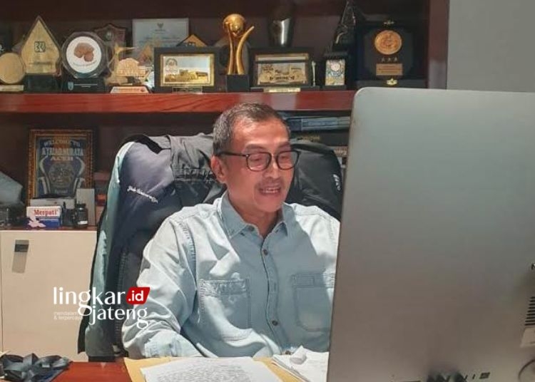 Mantan Wali Kota Salatiga Diperiksa KASN soal Laporan Pelanggaran Netralitas Sinoeng 25 KLARIFIKASI: Wali Kota Salatiga periode 2017 – 2022, Yuliyanto, memberikan keterangan kepada anggota Pokja Pengawasan Bidang Penerapan Nilai Dasar, Kode Etik dan Kode Perilaku ASN dan Netralitas ASN pada KASN secara daring di rumahnya pada Selasa, 19 September 2023. (Dok. Yuliyanto/Lingkarjateng.id)