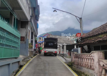 MASIH BEROPERASI: Mobil doplak atau mobil penumpang dengan bak terbuka banyak ditemui di Kabupaten Semarang. (Hesty Imaniar/Lingkarjateng.id)
