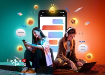 ILUSTRASI: Dua orang perempuan sedang menggunakan media sosial. (Freepik/Lingkarjateng.id)
