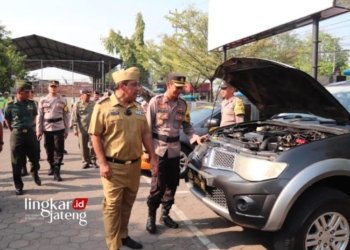 CEK SARPRAS: Wakil Bupati Kendal, Windu Suko Basuki, didampingi Wakapolres Kendal, Kompol Edy Sutrisno, mengecek kesiapan sarana prasarana Operasi Zebra Candi pada Senin, 4 September 2023. (Dok. Humas Polres Kendal/Lingkarjateng.id)