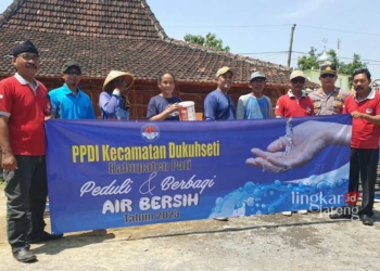 BERBAGI: PPDI Dukuhseti kirim bantuan air bersih untuk warga dilanda kekeringan di Kecamatan Jakenan, Kabupaten Pati. (Dok. for Lingkar/Lingkarjateng.id)