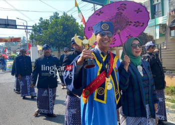 DIPAMERKAN: Kepala Desa Sraten, Rokhmad membawa piala penghargaan Paralegal Justice Award pada Kirab Budaya Desa Sraten, Kecamatan Tuntang, Kabupaten Semarang, Minggu, 3 September 2023. (Hesty Imaniar/Lingkarjateng.id)