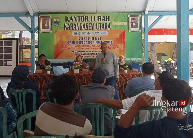 BERI ARAHAN: Wakil Ketua Dewan Syuro Partai Kebangkitan Bangsa (PKB) Jawa Tengah, Nurhaji Slamet Urip saat memberikan arahan di Kantor Lurah Karangasem Utara, Batang. (Muslichul Basid/Lingkarjateng.id)