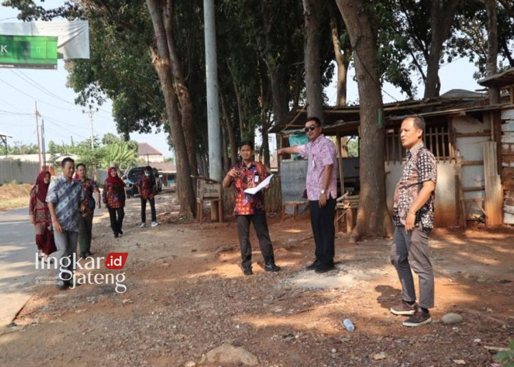 MEMANTAU: Petugas Pemerintah Daerah Kabupaten Batang memantau berdirinya rumah dan warung di sepanjang wilayah penyangga KITB. (Antara/Lingkarjateng.id)