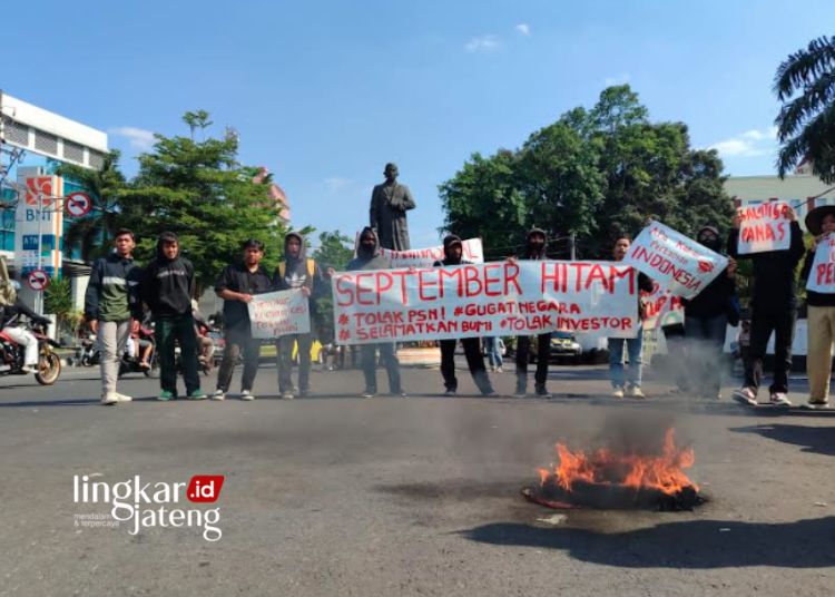 DEMO: Sejumlah pemuda yang tergabung dalam Front Perjuangan Pemuda Indonesia (FPPI) menggelar demo terkait Reforma Agraria Sejati di Bundaran Tamansari, Kota Salatiga pada Selasa, 26 September 2023. (Angga Rosa/Lingkarjateng.id)