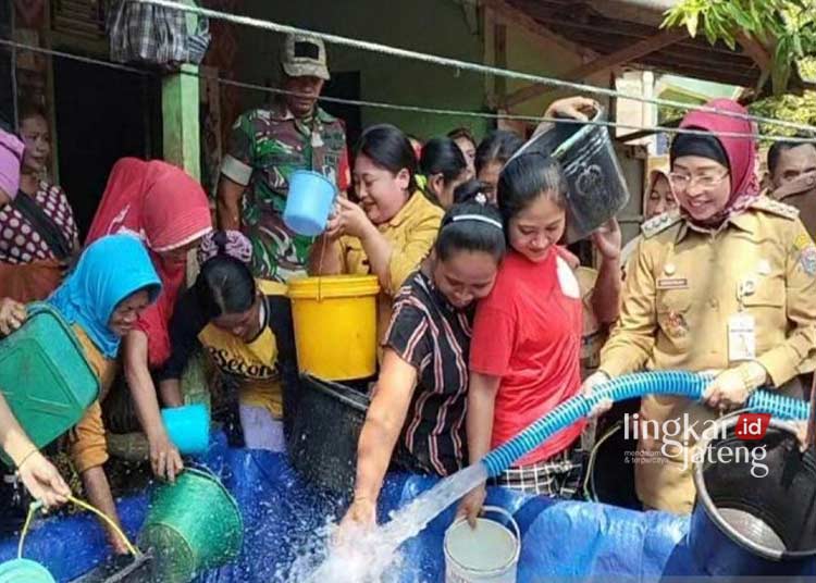 DISTRIBUSI: Pj Bupati Batang, Lani Dwi Rejeki saat menyalurkan bantuan air bersih untuk warga yang terdampak kekeringan. (Antara/Lingkarjateng.id)