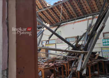 RUSAK PARAH: Ruang kelas 4 SDN Ngotet terakhir d rehab menggunakan Dana Alokasi Khusus (DAK) 2017 kini roboh akibat kayu belandar lapuk dimakan rayap. (R Teguh Wibowo/Lingkarjateng.id)