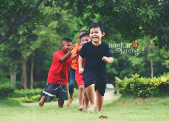 Anak-anak bermain. (Freepik/Lingkarjateng.id)