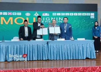 KERJA SAMA: Rektor IAIN Kudus Prof. Dr. H. Abdurrohman Kasdi, Lc M.Si menandatangai MoU dengan Presiden Krirk University, Prof. Dr. Krasae Chanawong di Bangkok, Thailand pada Selasa, 12 September 2023. (Dok. IAIN Kudus/Lingkarjateng.id)