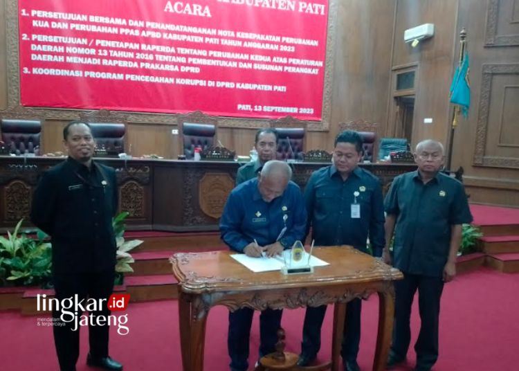 PENANDATANGANAN: Penjabat Bupati Pati Henggar Budi Anggoro menandatangani persetujuan perubahan KUA PPAS APBD 2023 bersama pimpinan DPRD Pati pada Rabu, 13 September 2023. (Arif Febriyanto/Lingkarjateng.id)