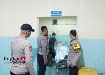 EVAKUASI: Petugas kepolisian saat mengevakuasi WE dan membawa ke RSUD Ungaran untuk dilakukan pemeriksaan. (Hesty Imaniar/Lingkarjateng.id)