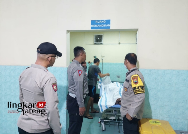 Diduga Depresi Terjerat Pinjol, Pria di Ungaran Nekat Gantung Diri 25 EVAKUASI: Petugas kepolisian saat mengevakuasi WE dan membawa ke RSUD Ungaran untuk dilakukan pemeriksaan. (Hesty Imaniar/Lingkarjateng.id)
