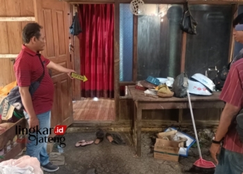 OLAH TKP: Petugas kepolisian saat melakuka olah Tempat Kejadian Perkara (TKP) di Desa Bendoharjo, Kecamatan Gabus, Kabupaten Grobogan. (Eko Wicaksono/Lingkarjateng.id)