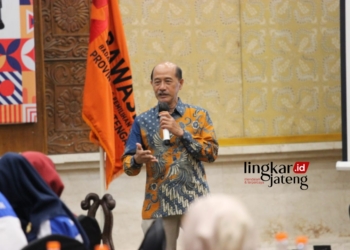 BERI ARAHAN: Anggota Komisi Pemilihan Umum (KPU) Provinsi Jawa Tengah Kadiv. SDM dan Litbang, M. Taufiqurrohman saat menjadi narasumber di Patra Hotel & Convention Semarang. (Dok. For Lingkar/Lingkarjateng.id)