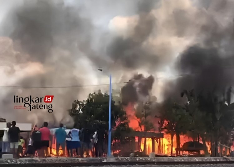 MEMBARA: Api menghanguskan lima rumah warga di Dusun Sanggeh, Desa Tambirejo, Kecamatan Toroh, Kabupaten Grobogan pada Rabu, 13 September 2023. (Damkar Grobogan for Lingkar/Lingkarjateng.id)