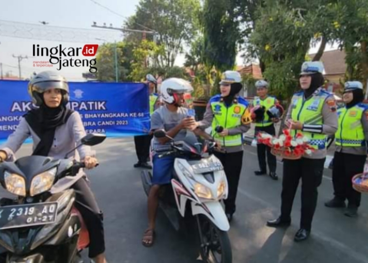 Satlantas Polres Jepara Bagi-Bagi Coklat dan Bunga di Jalan Raya 25 APRESIASI: Satlantas Polres Jepara membagikan bunga kepada pengendara motor, pada Sabtu, 16 September 2023. (Humas Polres Jepara/Lingkarjateng.id)