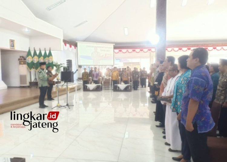 Bupati Dico Tegaskan Tidak Ada Jual Beli Jabatan di Kabupaten Kendal 25 PELANTIKAN: Bupati Kendal, Dico M Ganinduto melantik 64 Pejabat Administrator pengawas, 17 Kepala Puskesmas, dan 22 Pejabat Fungsional. (Unggul Priambodo/Lingkarjateng.id)