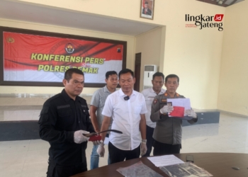 KONFERENSI PERS: Polres Demak menunjukkan barang bukti yang digunakan oleh pelaku untuk melancarkan aksinya. (Muhammad Burhanuddin Aslam/Lingkarjateng.id)