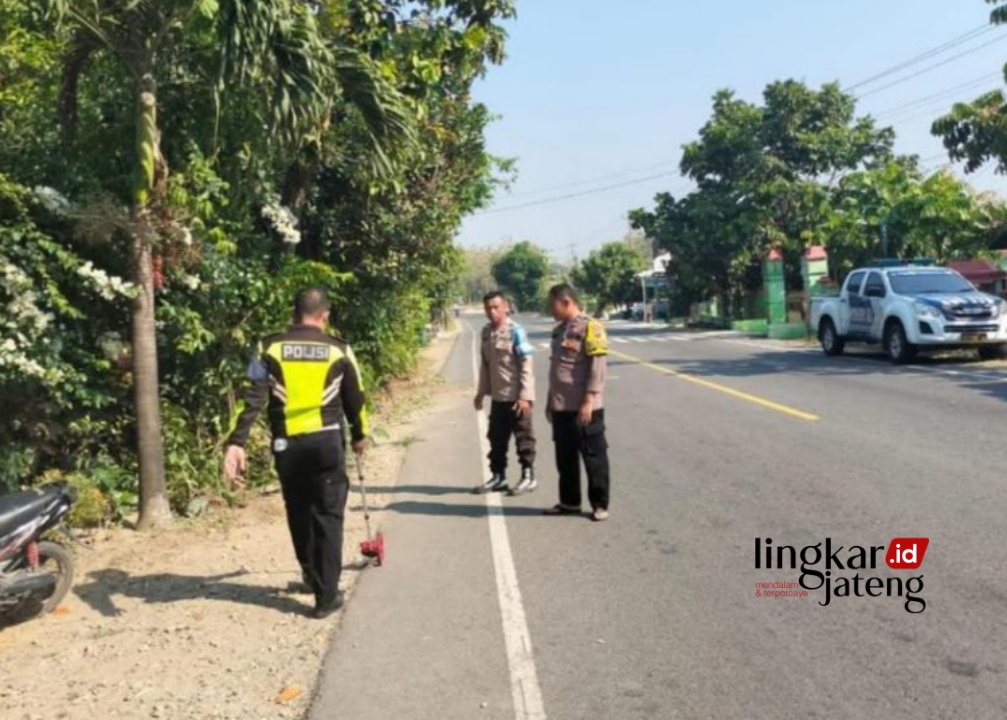 OLAH TKP: Petugas kepolisian olah tempat kejadian perkara (TKP) kecelakaan yang menewaskan pelajar SMP. (R. Teguh Wibowo/Lingkarjateng.id)