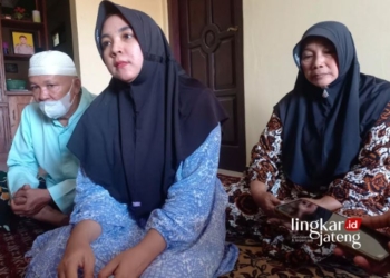 BERDUKA: Keluarga almarhum Brigpol Setyo Herlambang yang terdiri dari kakak kandung Tyas Herawati (tengah) didampingi kedua orang tuanya Sutarto dan Sri Sayekti saat ditemui di rumah duka Desa Sumberagung, Kecamatan Weleri, Kendal pada Selasa, 26 September 2023. (Arvian Maulana/Lingkarjateng.id)