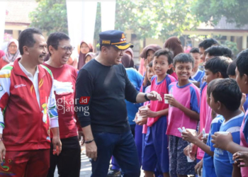 RAMAH: Pj Bupati Jepara Edy Supriyanta saat berinteraksi dengan siswa-siswi SDN Panggang Kampus, Jepara pada Sabtu, 9 September 2023. (Tomi Budianto/Lingkarjateng.id)