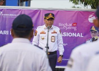 PENGARAHAN: Pj Bupati Jepara Edy Supriyanta saat menyampaikan sambutan dalam upacara Hari Perhubungan Nasional 2023 di Halaman Pelabuhan Kartini Jepara, Senin, 18 September 2023. (Tomi Budianto/Lingkarjateng.id)