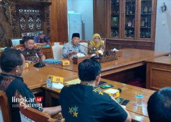 AUDIENSI: Pj Bupati Jepara, Edy Supriyanta, saat menerima audiensi dari pengurus KPRI-KPPD Jepara di Ruang Command Center, pada Kamis, 14 September 2023. (Tomi Budianto/Lingkarjateng.id)