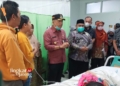MEMBESUK: Pj Bupati Jepara Edy Supriyanta (bertopi) membesuk anak kekurangan gizi di RSUD R.A. Kartini Jepara pada Jumat, 29 September 2023. (Tomi Budianto/Lingkarjateng.id)